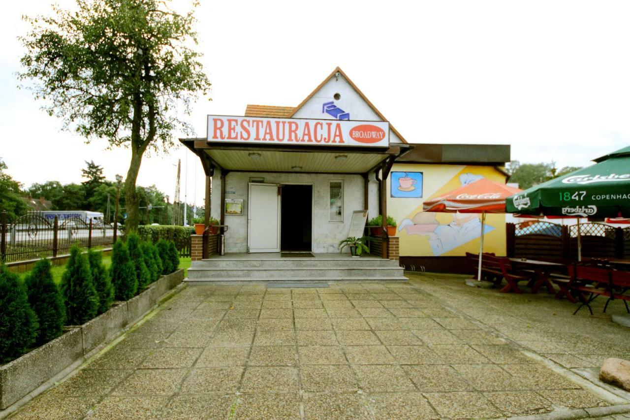 Restaurant & Hostel "Broadway" Kliniska Exterior photo