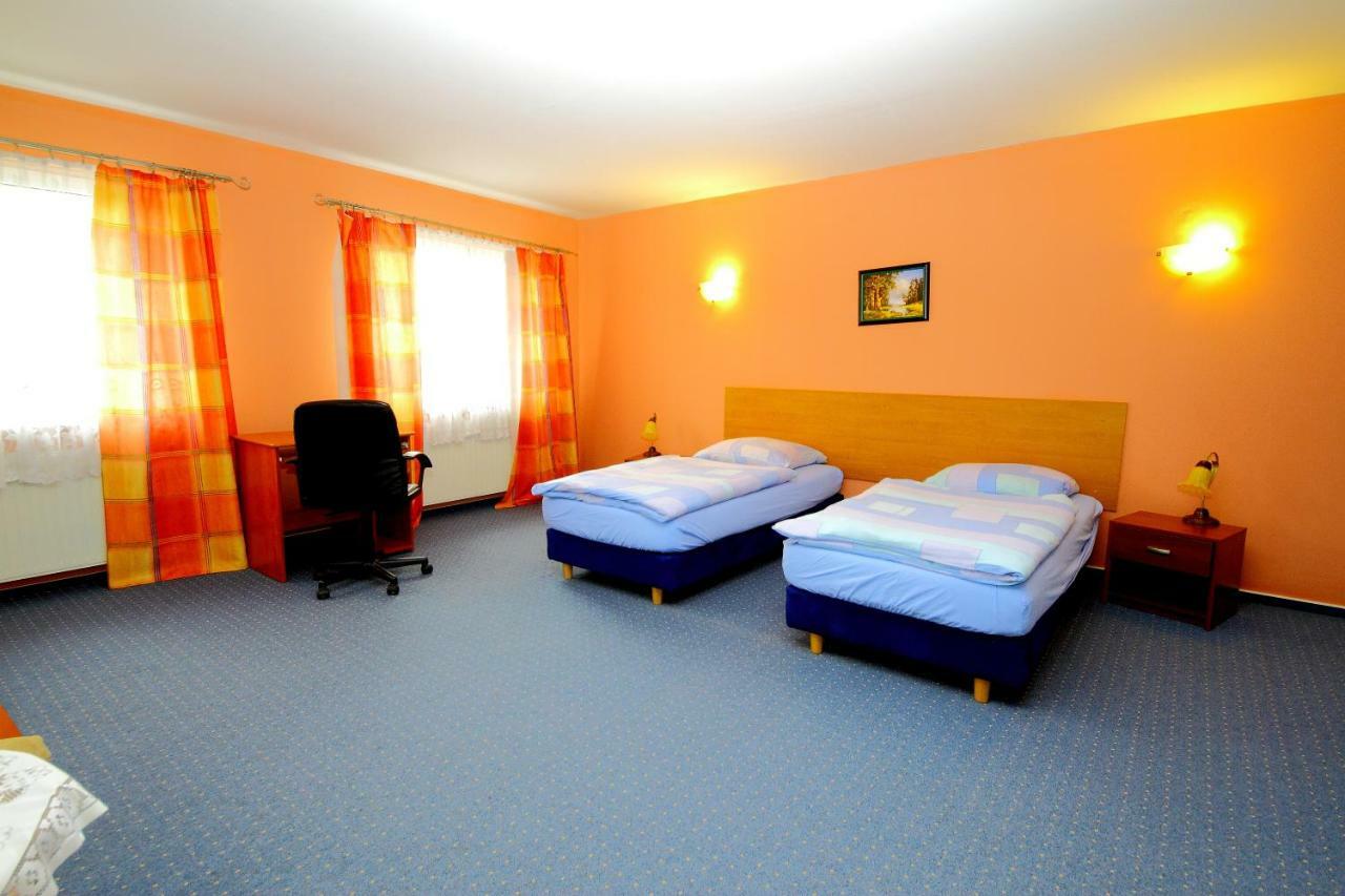 Restaurant & Hostel "Broadway" Kliniska Exterior photo
